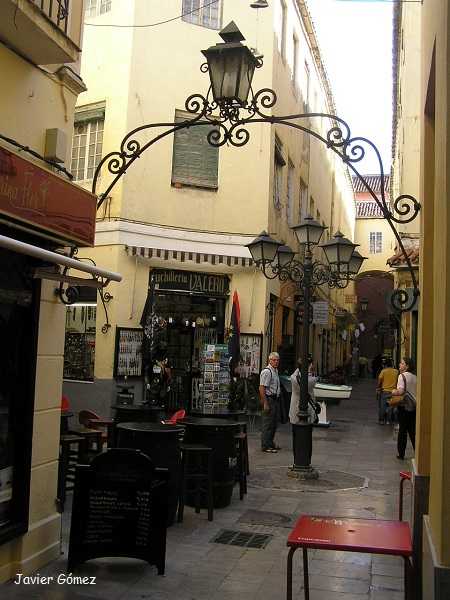 Farola central en Pasaje de Chinitas de Málaga